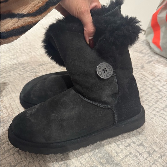 UGG Bailey Button. Black size 8. - Picture 2 of 3